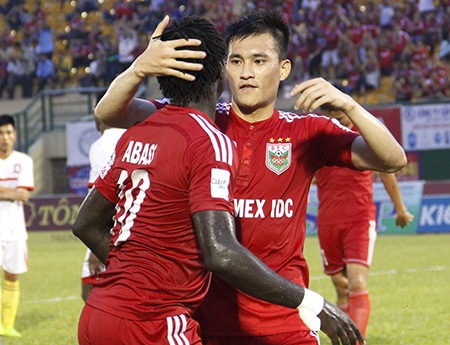 Cả Công Vinh và Abass đều ghi bàn trong trận này (ảnh: Kim Điền)