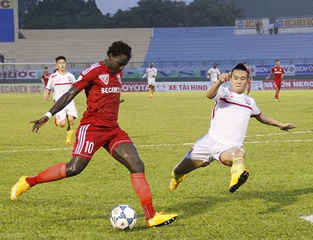 Pha dứt điểm nâng tỷ số lên 2-0 cho B.Bình Dương của Abass (ảnh: Kim Điền)