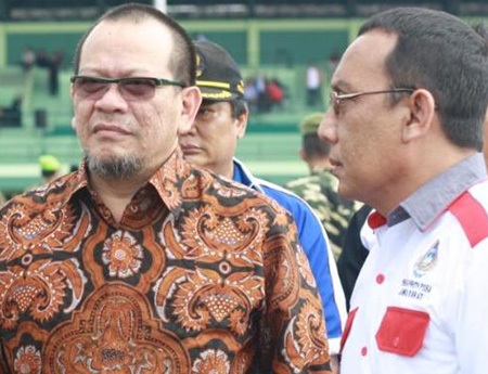 Tân chủ tịch LĐBĐ Indonesia, ông La Nyalla Mattaliti (trái)