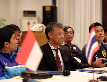 HLV Takashi (giữa) của đội tuyển Việt Nam đặt mục tiêu vô địch Đông Nam Á (ảnh: Quang Thắng)