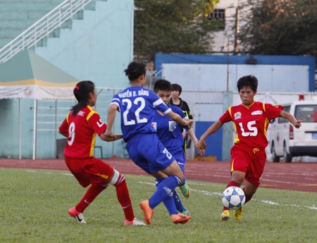 Tập trung đội tuyển nữ quốc gia: “Thay máu” khá mạnh - 1 Hồng Lĩnh (phải) và Huỳnh Như (9) sẽ là những trụ cột mới của đội tuyển nữ Việt Nam (ảnh: Trọng Vũ)