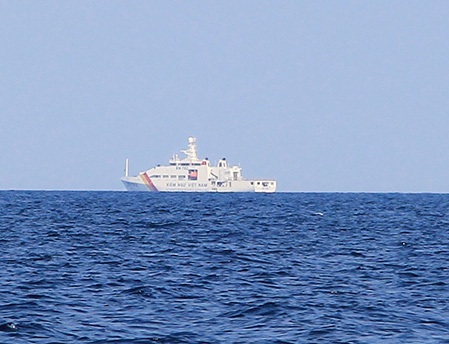 Tàu Kiểm ngư (ảnh: Trọng Vũ)