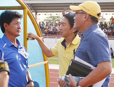 HLV Miura (áo vàng) xuất hiện trên sân Đồng Nai chiều 26/4