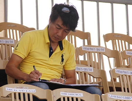 Ông Miura rất chú tâm vào công việc của mình, ghi chép khá kỹ những diễn biến trên sân