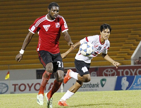 Ông Miura rất chú tâm vào công việc của mình, ghi chép khá kỹ những diễn biến trên sân