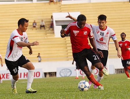 Ông Miura rất chú tâm vào công việc của mình, ghi chép khá kỹ những diễn biến trên sân