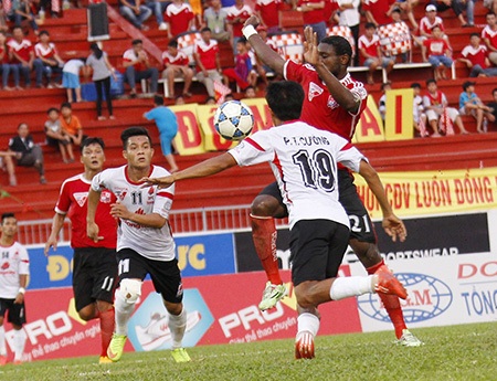 Còn tuyển thủ U23 Việt Nam Huỳnh Tấn Tài (11-ĐT Long An) tiếp tục giữ vững phong độ