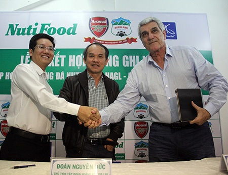 Thành Phố Hồ Chí Minh sẽ có học viện bóng đá NutiFood trong tương lai - 1 Lễ ký kết học viện HAGL-Arsenal.JMG tại TPHCM cách nay không lâu