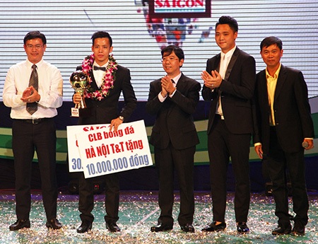 Văn Quyết nhận bóng bạc