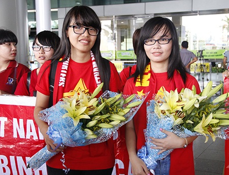 Họ chuẩn bị sẵn hoa dành cho các cầu thủ - thần tượng