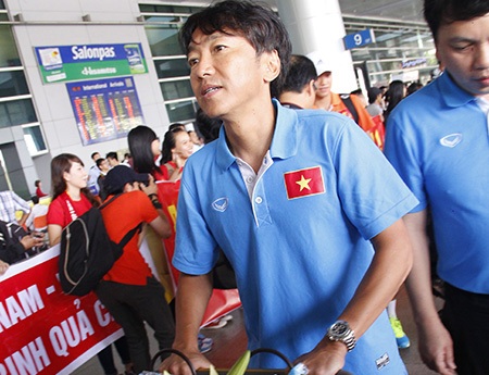 HLV Miura như thường lệ vẫn là người hoàn tất thủ tục sớm nhất, bước ra ngoài đầu tiên