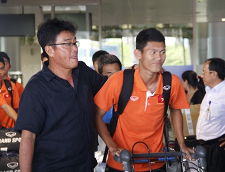 Các cầu thủ cũng rạng rỡ theo sau ông thầy người Nhật