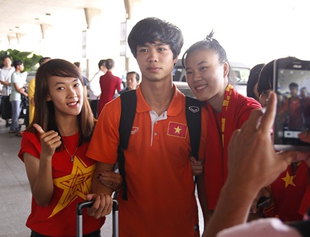 Công Phượng tiếp tục là tâm điểm săn đón của các fan 