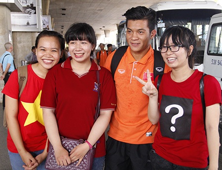 Những CĐV vây lấy các cầu thủ