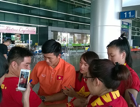 Trung vệ Mạnh Hùng trong vòng vây người hâm mộ