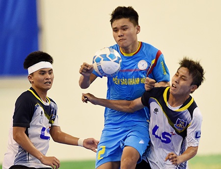 Thái Sơn Bắc (áo trắng) và Sanatech Khánh Hòa có trận hòa kịch tính (ảnh: Quang Thắng)