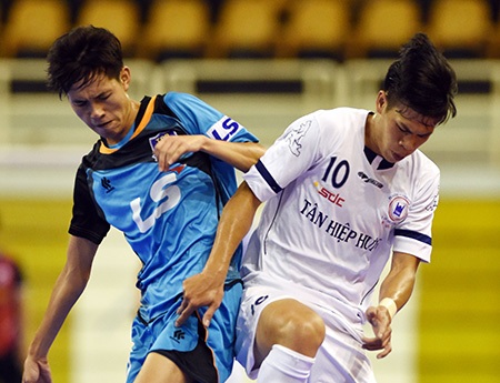 Kỷ luật nặng 4 người liên quan đến vụ ẩu đả ở giải futsal quốc gia 2015 - 1 Nguyễn Đức Huy (10) bị cấm thi đấu đến hết giải (ảnh: Quang Thắng)