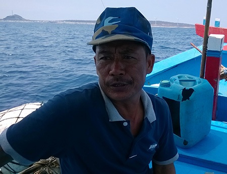 “Dòng nước ngầm có thể cuốn xác máy bay và 2 phi công ra xa” - 2 Ngư dân Nguyễn Văn Như nói về con nước ngầm ở biển Phú Quý (ảnh: Trọng Vũ)
