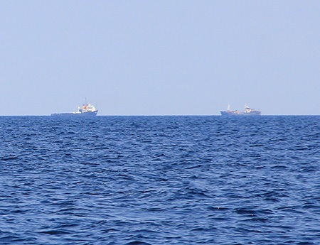 2 tàu thăm dò tại khu vực tìm kiếm (ảnh: Trọng Vũ)