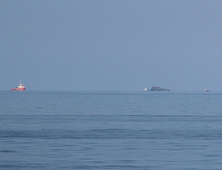 Chưa thể trục vớt các vật thể nghi của 2 máy bay mất tích - 2 Khu vực tìm kiếm nằm gần đảo Đá Bé, cách đảo Phú Quý trên 10km