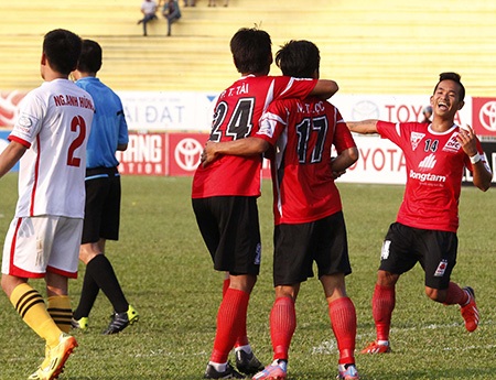 Hạ gục Hải Phòng, ĐT Long An lên đứng thứ 3 - 2 ĐT Long An bất ngờ leo lên vị trí thứ 3 tại V-League (ảnh: Kim Điền)