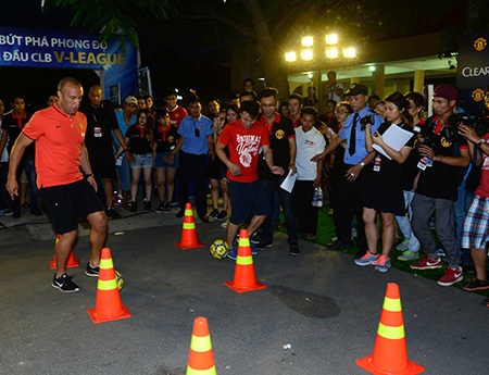 Silvestre (trái) thể hiện kỹ năng chơi bóng trước người hâm mộ TPHCM