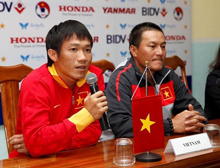 Lê Tấn Tài (trái) động viên các đàn em ở đội tuyển U23 Việt Nam