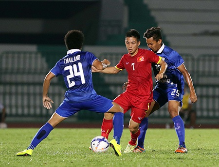 U23 Thái Lan (áo xanh) vẫn sẽ dùng lực lượng mạnh tại SEA Games 28 (ảnh: Gia Hưng)