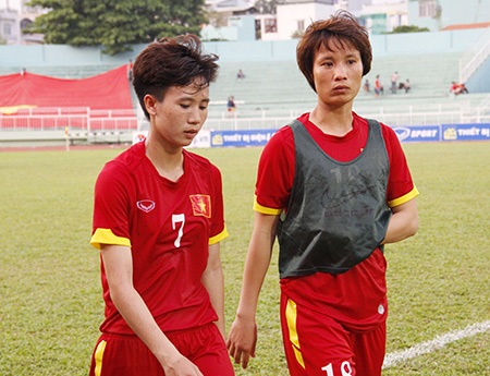 Tuyết Dung (7) và Minh Nguyệt rời sân với bước chân nặng trĩu