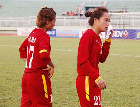 Giọt nước mắt lăn dài trên má các cô gái đá bóng