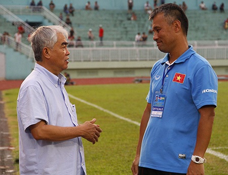 Tâm trạng bẽ bàng của HLV Takashi (phải)