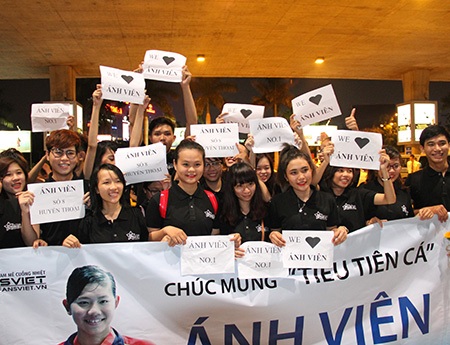 Nhóm các bạn trẻ đến sớm để chờ Ánh Viên về nước