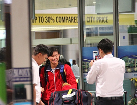 Nhóm các bạn trẻ đến sớm để chờ Ánh Viên về nước