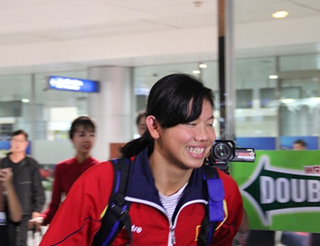 Nàng tiểu tiên cá tươi cười chào đám đông người hâm mộ