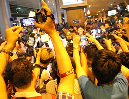 Biển người vây lấy Ánh Viên tại sân bay Tân Sơn Nhất (TPHCM)