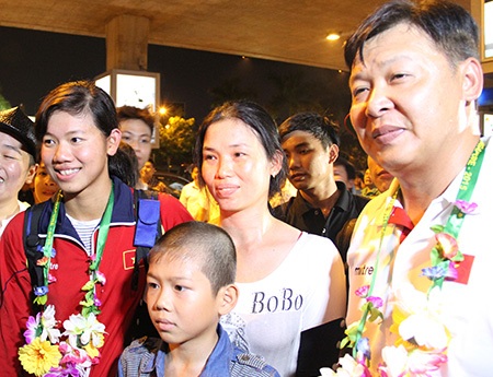 Phải rất khó nhọc, Ánh Viên mới tách được đám đông, để đến với cậu em nhỏ của mình