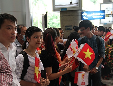 Rất đông người hâm mộ thể thao Việt Nam chờ đón các VĐV thành công trở về