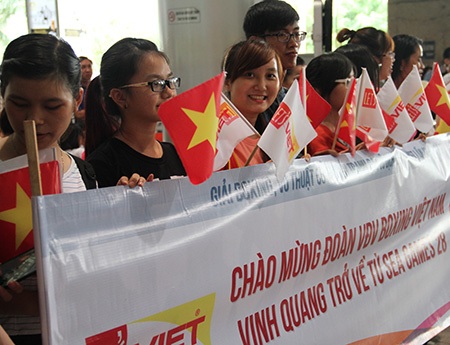 Với nụ cười rạng rỡ trên môi...