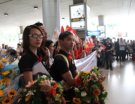 ... cùng hoa để chờ đón những người hùng thể thao