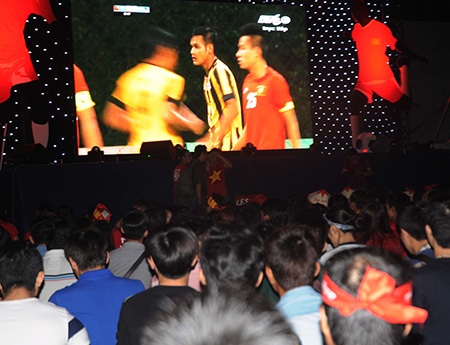 CĐV TPHCM ngất ngây sau chiến thắng đậm của U23 Việt Nam