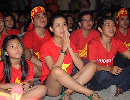 Họ dõi theo bước chân của đoàn quân trong tay HLV Miura