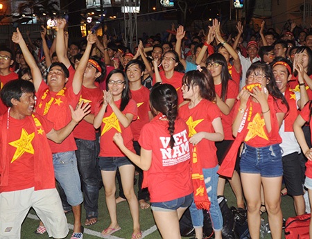 Sự cuồng nhiệt của họ không kém các đấng mầy râu