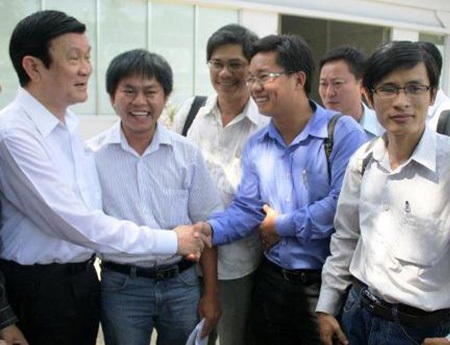 Chủ tịch nước Trương Tấn Sang nán lại thăm hỏi nhóm phóng viên sau buổi tiếp xúc cử tri