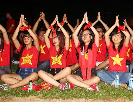 CĐV vẫn hào hứng trước giờ bóng lăn