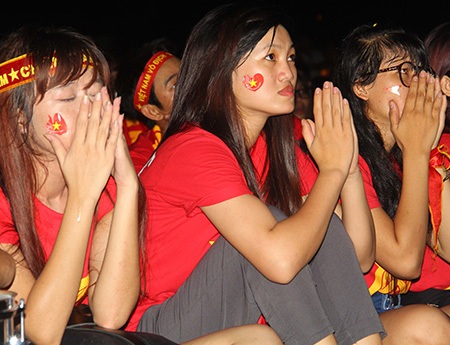 Hồi hộp khi đoàn quân của HLV Miura bị đối thủ ép sân