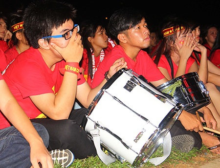 Rồi lại tiếp tục cau mày khi chúng ta bị chọc thủng lưới lần thứ 2...