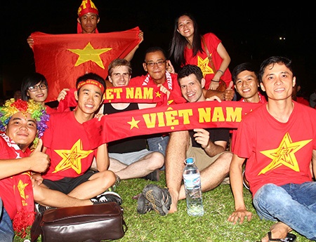 Hôm nay, trong số các CĐV còn có thêm người nước ngoài...