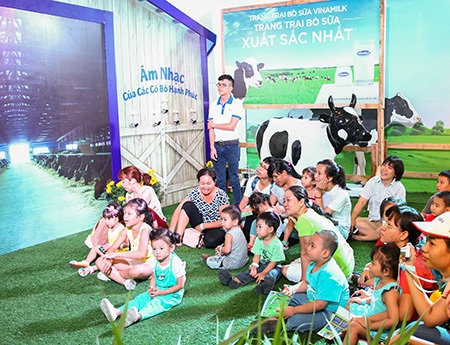 Bé yêu say mê khám phá trang trại bò xuất sắc nhất của Vinamilk