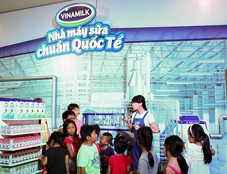 Bé yêu say mê khám phá trang trại bò xuất sắc nhất của Vinamilk