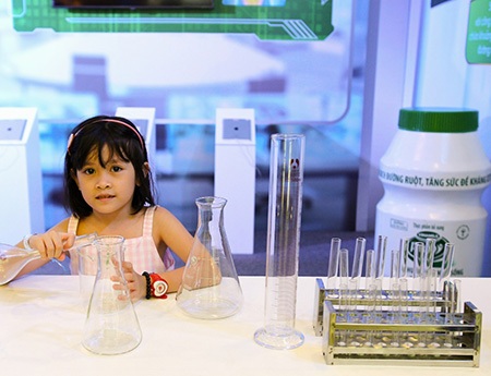 Tập làm nhà khoa học tại “Viện nghiên cứu lợi khuẩn Châu Âu”